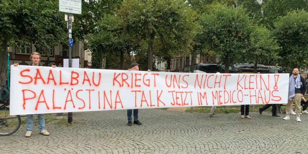 Transpi der Kundgebung vor dem Saalbau Südbahnhof.